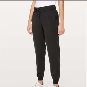 Lululemon on the fly jogger